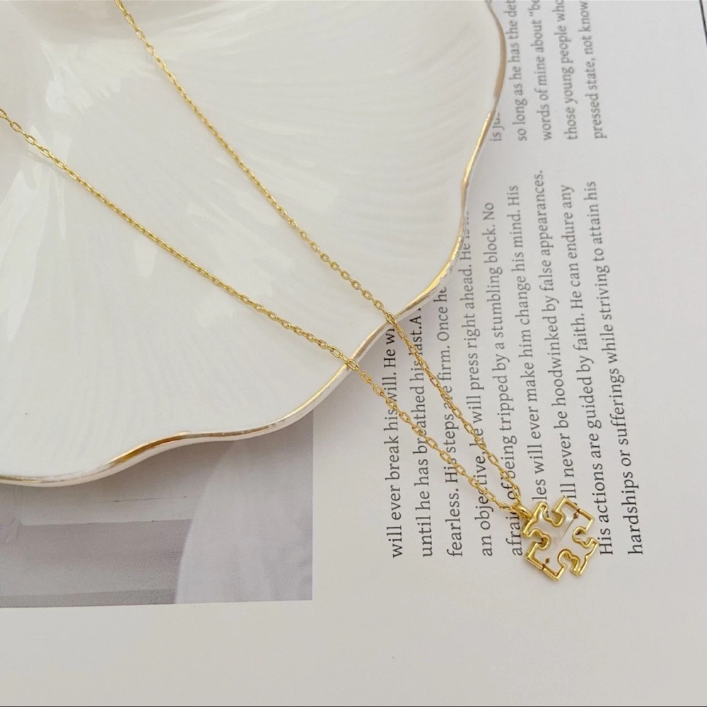 NEW Tory Burch TB Logo Enamel  Pendant Necklace Gold Mother of Pearl White - Picture 10 of 10